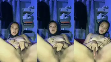 Gadis Cantik Pasrah Goyang Kasur Kost Hot poster
