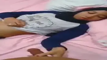 Gadis Semok Cantik Pasrah Goyang Kasur Hot poster