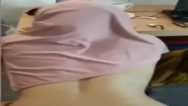 Ukhti Hijab Pink Cantik Pasrah Goyang Kasur poster