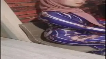 Ukhti Hijab Ungu Cantik Pasrah Servis Kasur poster