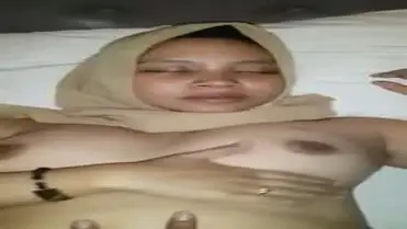 Ukhti Tante Hijab Semok Cantik Pasrah Kasur poster